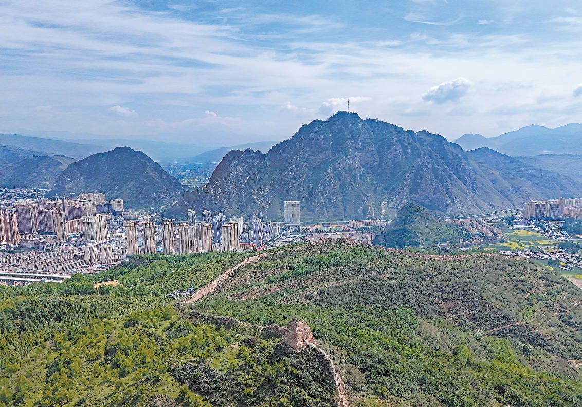 藏,蒙古等31个民族文化在此交融发展,非遗工坊就建在紧邻县城的老爷山