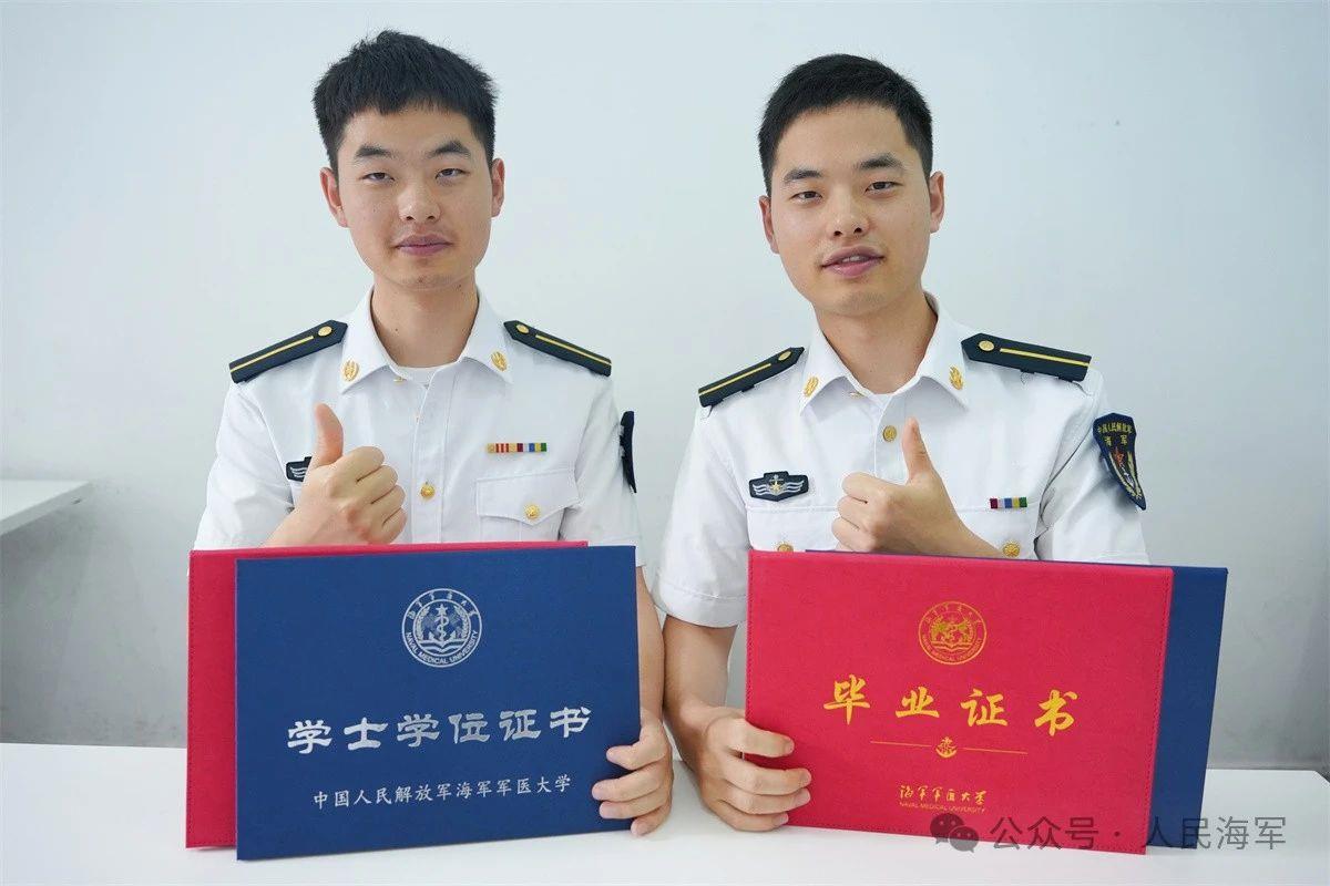 张健,张豪兄弟毕业合影留念