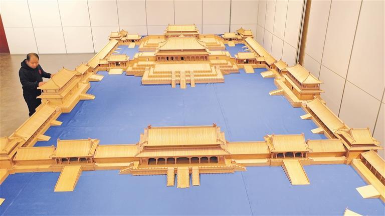 2021年12月17日,古建筑模型制作技艺第五代传承人张咏在自己工作室内