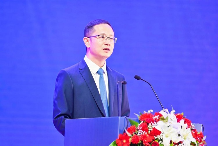 重庆市育才中学校党委书记刘雅林致辞.