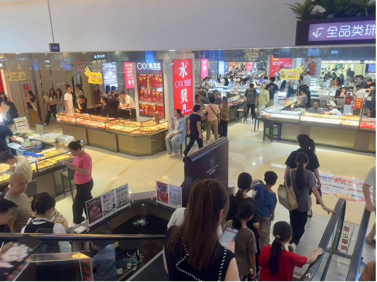 (水贝市场人气旺 财联社记者摄)