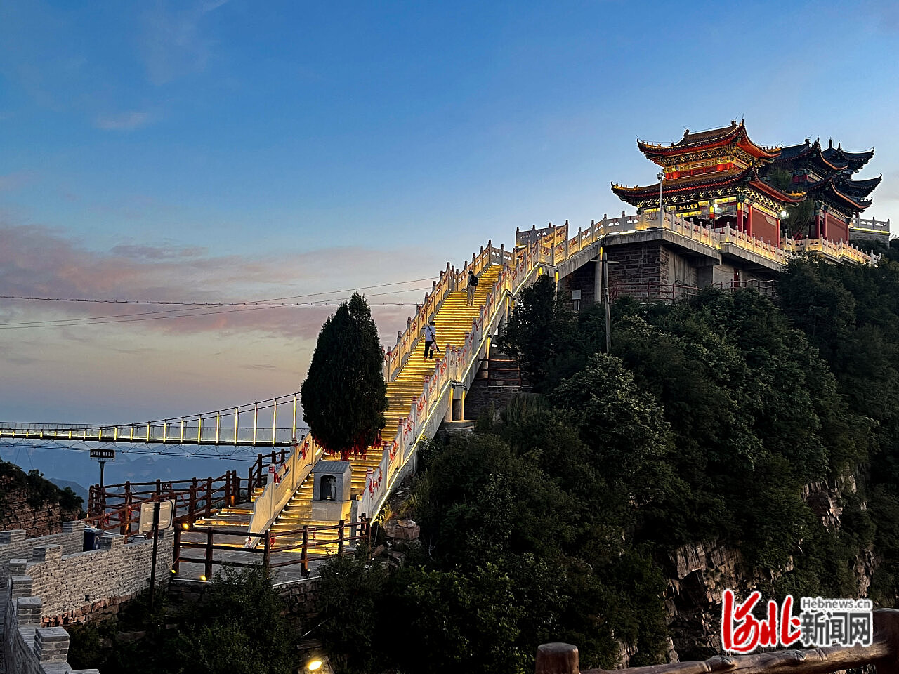 6月7日晚,开启夜景灯光后,邯郸武安市古武当山的秀美风光引人入胜.