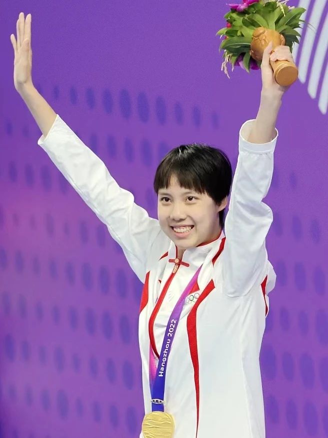 2021年获得东京奥运会女子4×200米自由泳接力冠军,同年获得第十四届