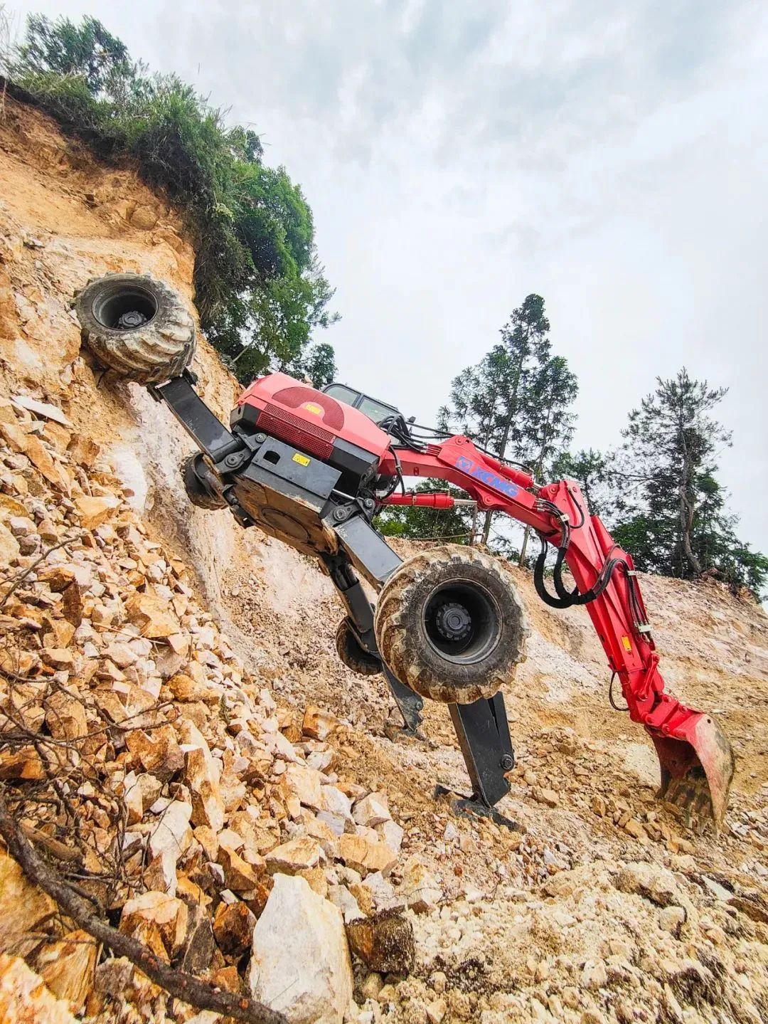 "钢铁螳螂"步履式挖掘机