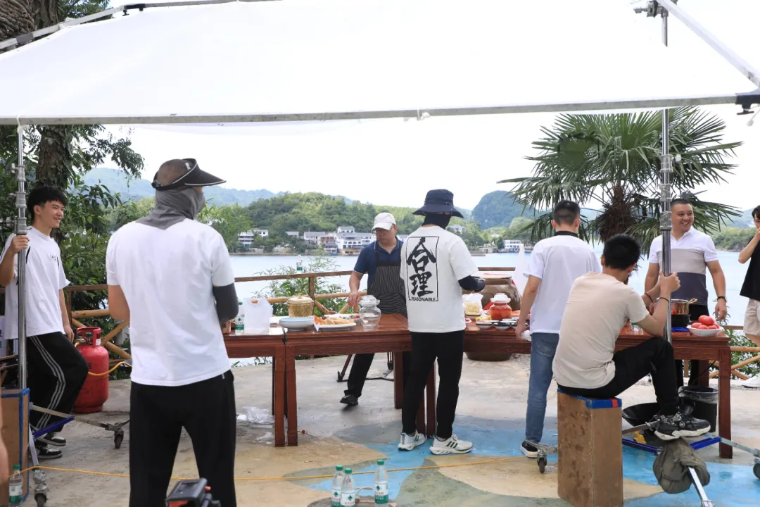 央视《回家吃饭》栏目组在朱昌镇高寨村多格小兰山民宿进行拍摄