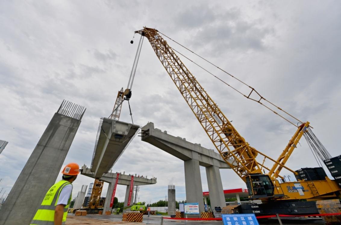 6米,重148吨的桥梁预制箱梁被吊车精准吊起