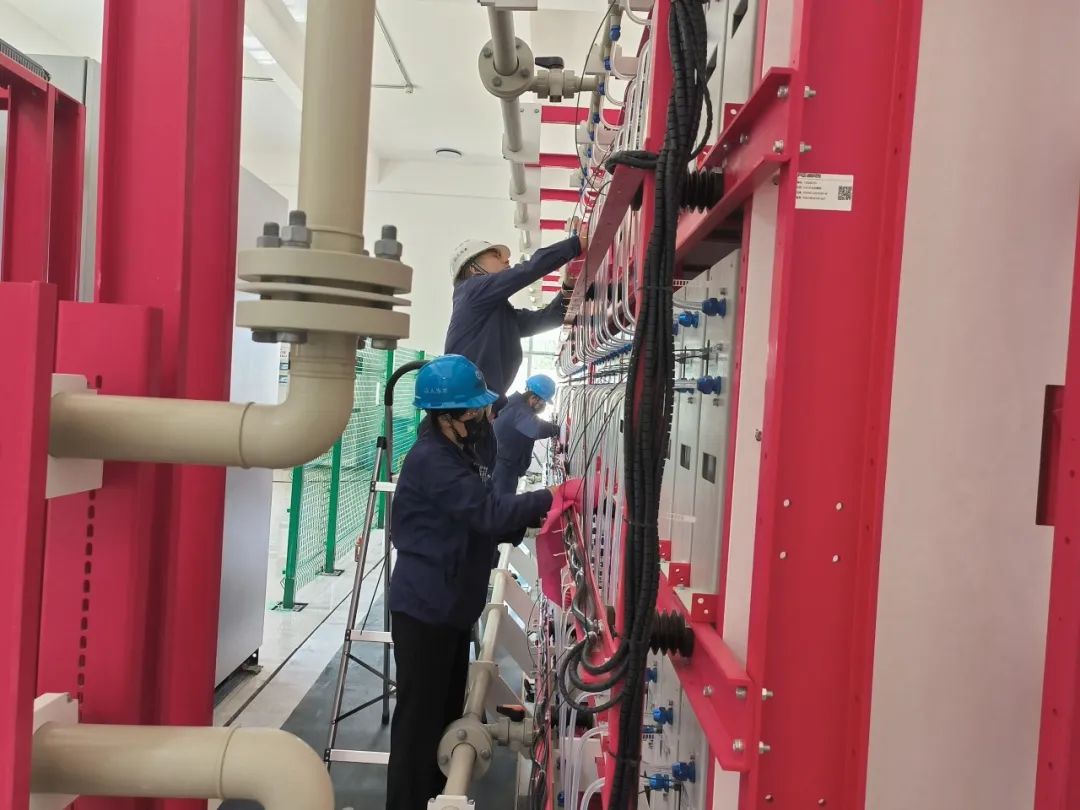 甘肃武威检修中心对电站光伏组件进行清洗