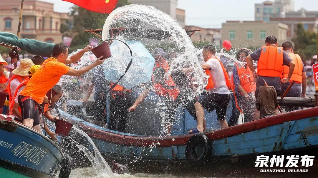 闽台对渡文化节暨蚶江海上泼水节上，众人泼水狂欢。