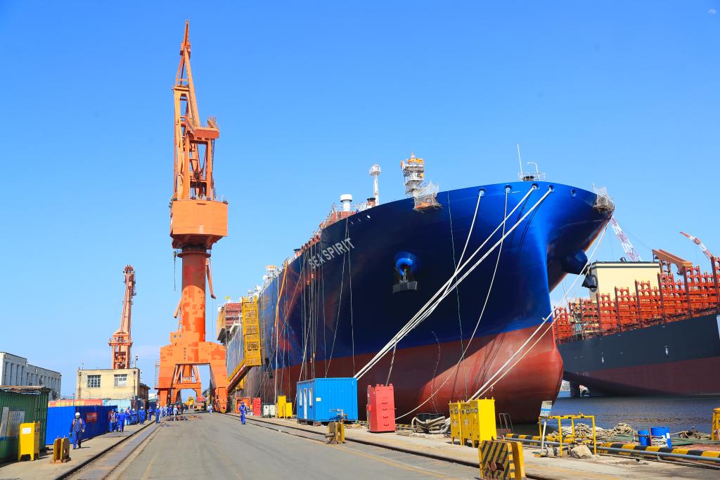 船舶重工集团有限公司拍摄的正在建造的大型液化天然气(lng)运输船