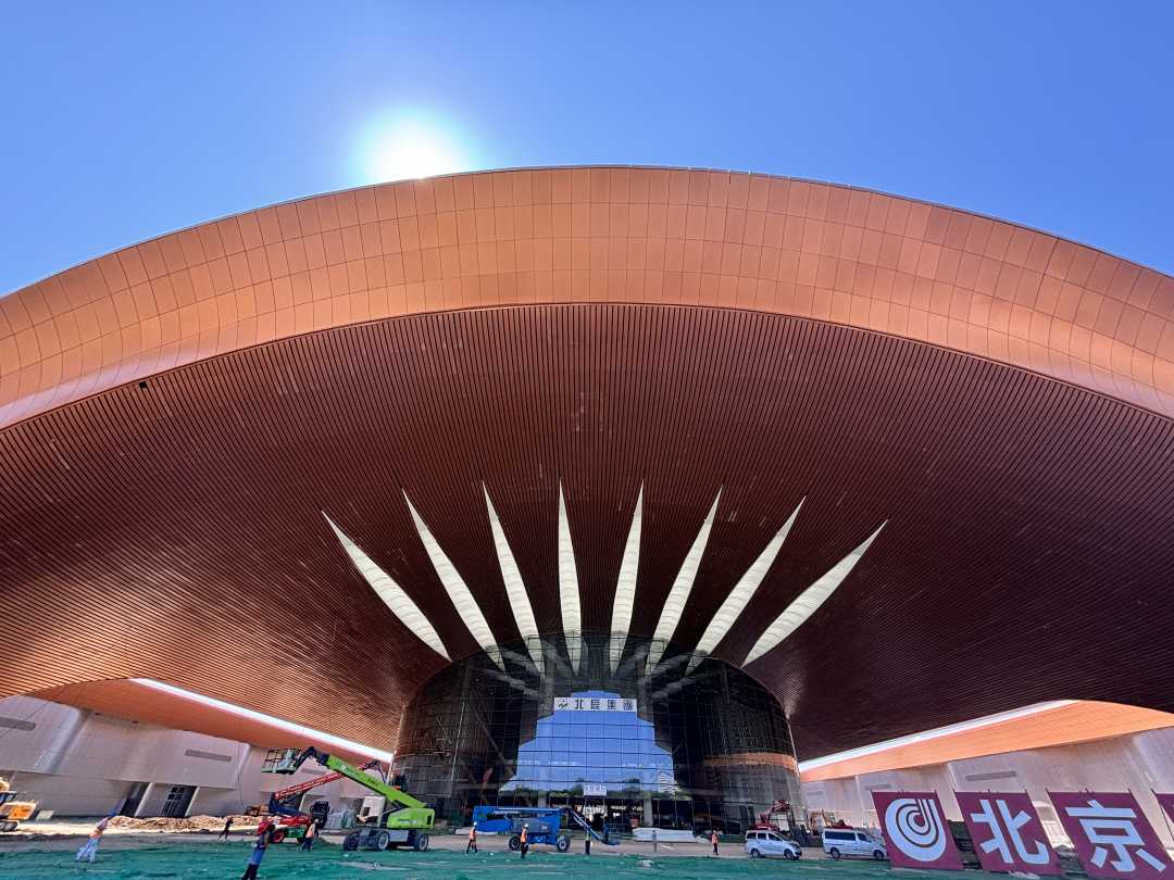 北京新国展二期项目金属屋面和幕墙工程完工 "紫金丝带"整体亮相