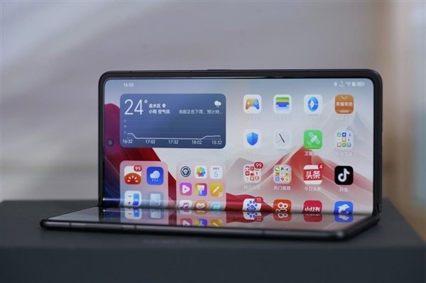 海报显示，对比对象为2023年7月20日至2024年7月19日上市的所有大折叠屏手机。