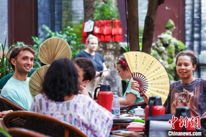 7月16日，美国青年在四川成都体验茶馆。(北京大学供图)