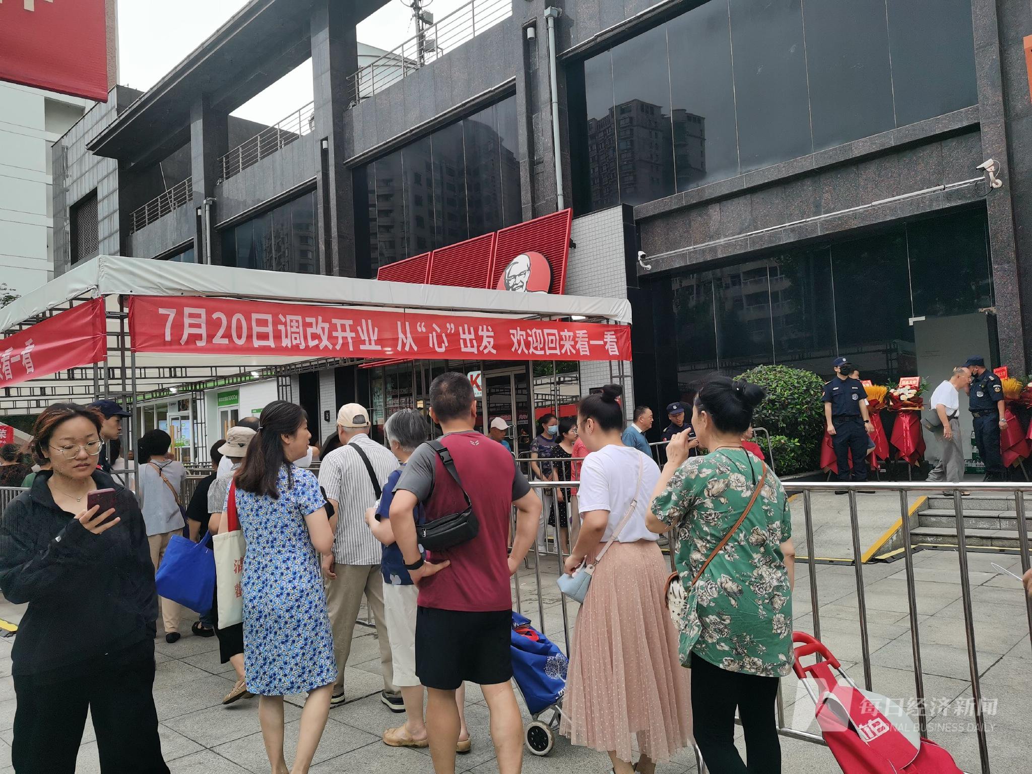 等候入场的顾客 图片来源:每经记者 陈晴 摄