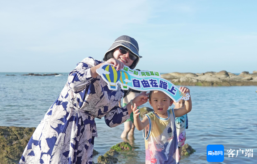 在木兰湾，游客们摆出各种pose拍照打卡。记者 汪承贤 摄