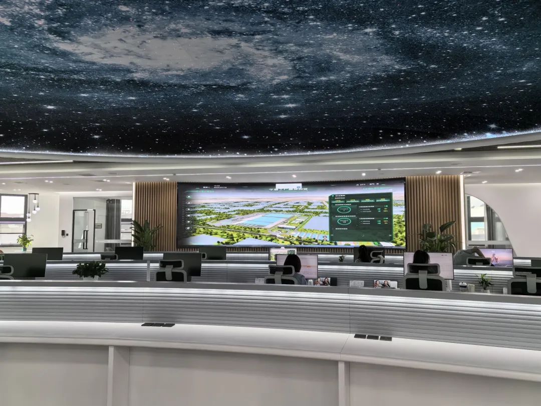 的指挥平台巨型屏,上面实时显示着这家工厂的运行情况和各项kpi数据