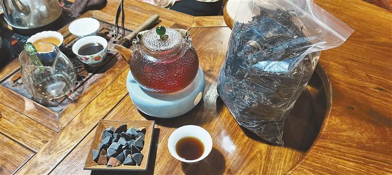 石泉柚子功效茶和配套的茶点。