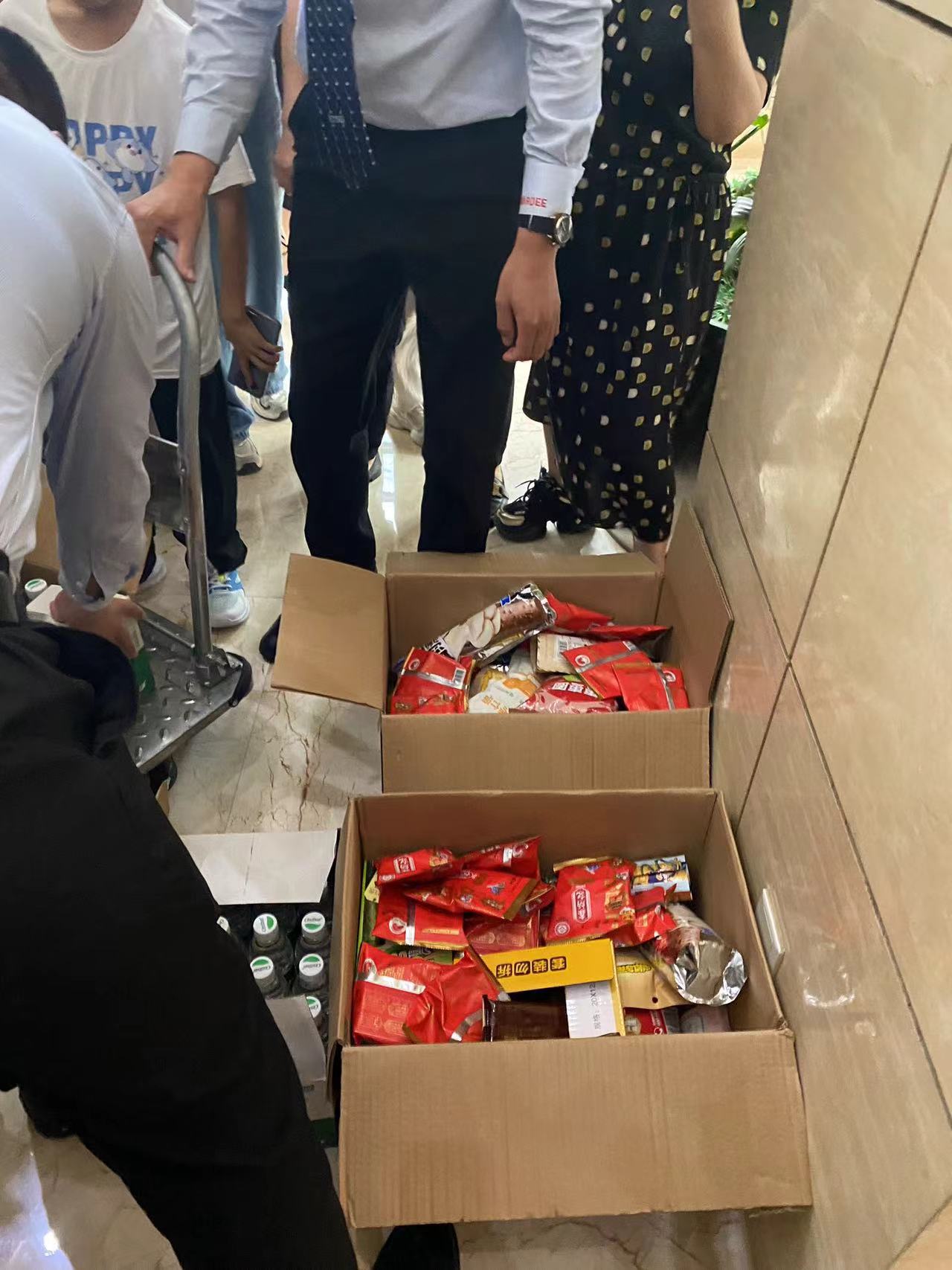 董宇辉团队工作人员为粉丝送上零食、矿泉水 时代财经/摄