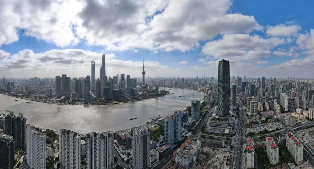 2023年1月10日，从上海虹口区北外滩空中俯瞰中国（上海）自由贸易试验区陆家嘴片区。新华社记者方喆摄