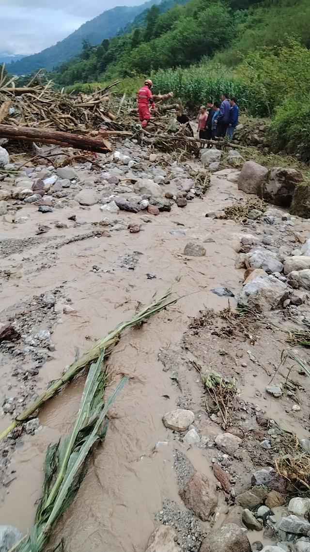 四川汉源:深夜山洪倾泻,仍有29人失联,山洪泥石流灾害缘何频发?