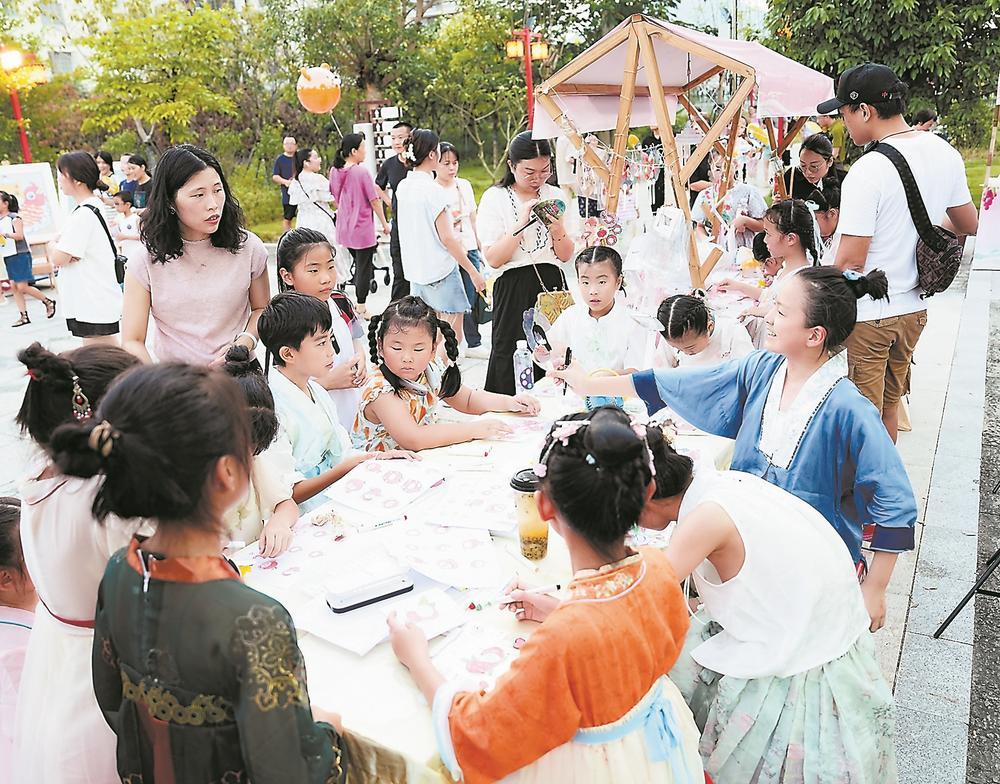 荔城区荔枝文化美食嘉年华活动上，孩子们以荔枝为题作画。（资料图片）