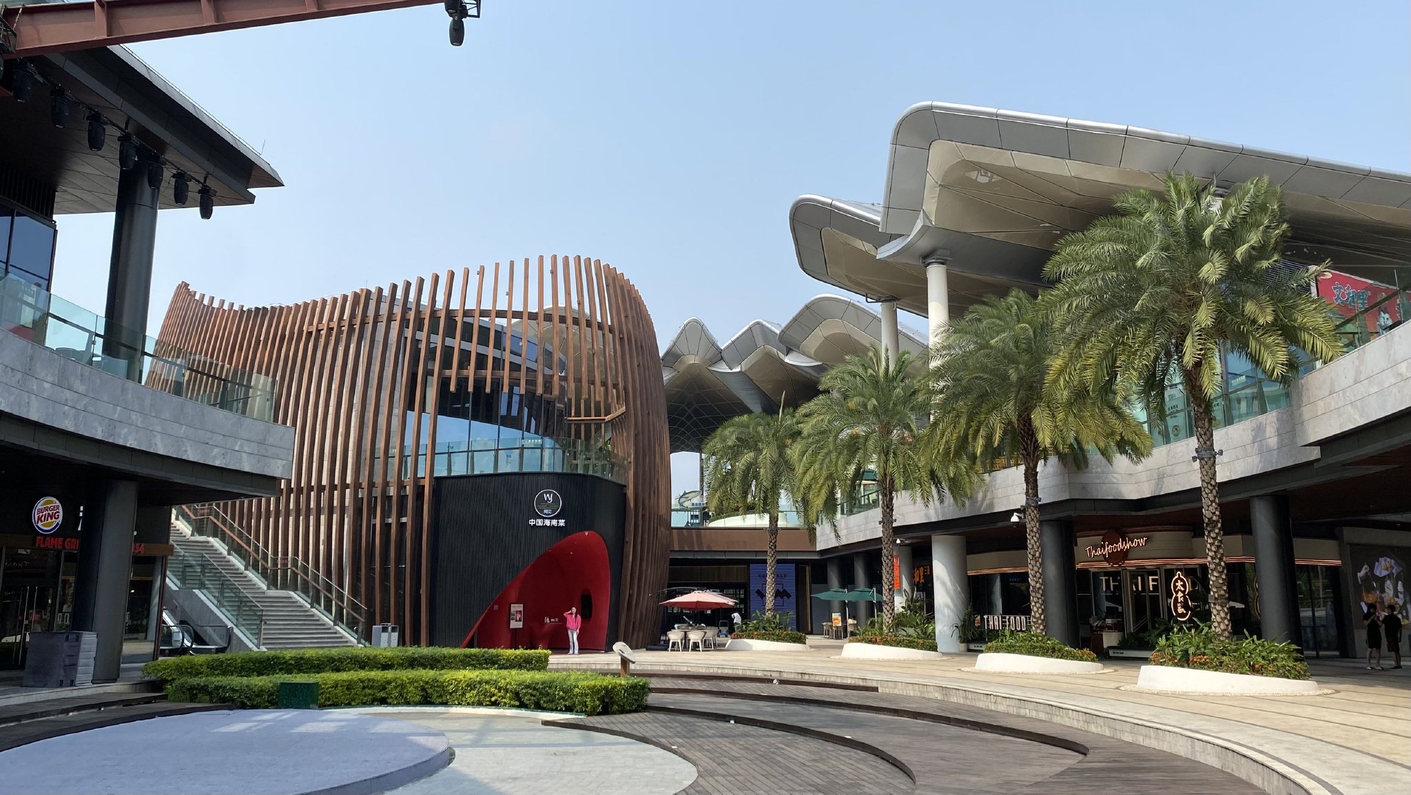 图为海南免税城内的餐饮店铺(时代周报王晨婷/摄)
