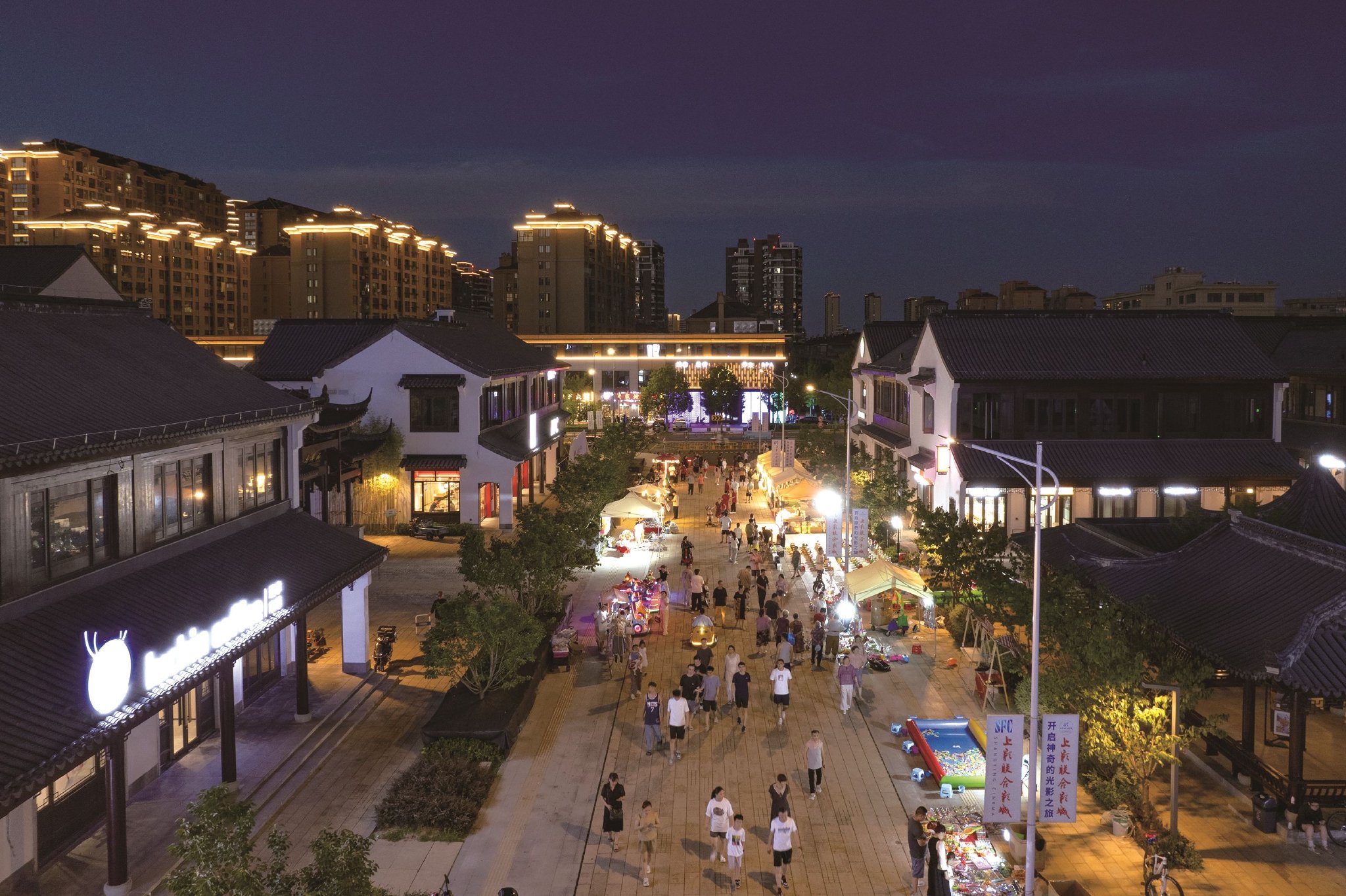 昨晚,秀洲区油车港镇马厍汇历史街区人头攒动,这里的夜间集市吸引了不