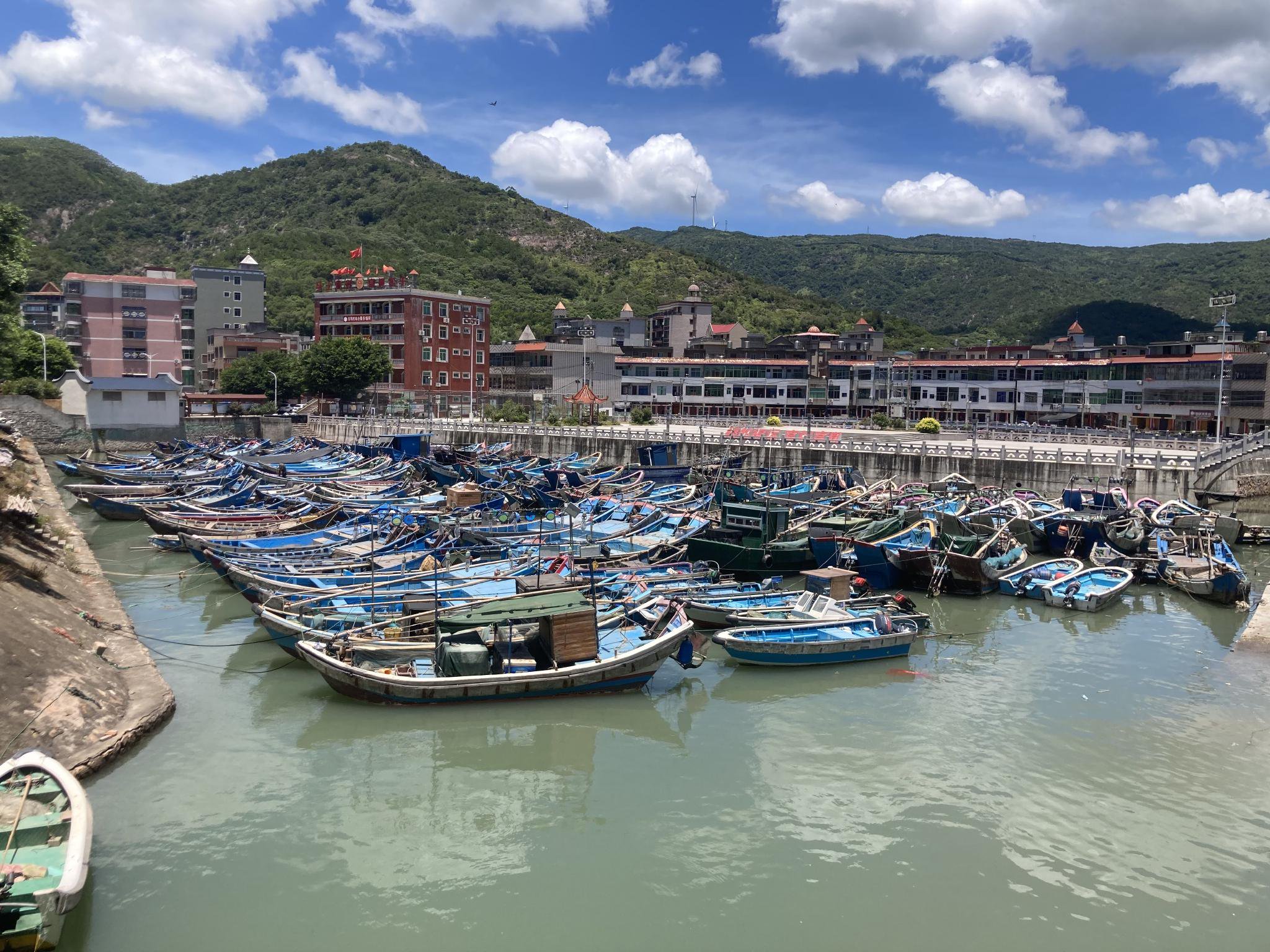 7月23日11时,连江县筱埕镇渔船进港避风.连江县气象局供图
