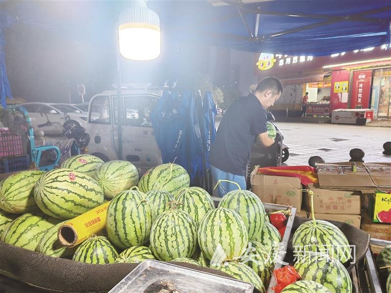 他从运动员"跨界"为西瓜摊老板心有光芒 "折翼"也能飞翔