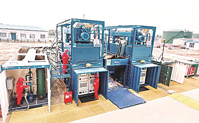 倪成竺 邢路佳 摄大庆网讯(记者:张幸福)"现在,我宣布,赴胜利油田施工