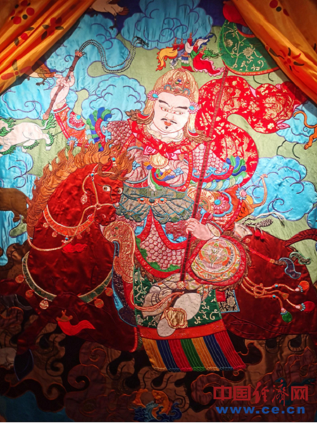 图为罗布堆绣唐卡作品《格萨尔王》局部. 中国经济网记者 魏金金/摄