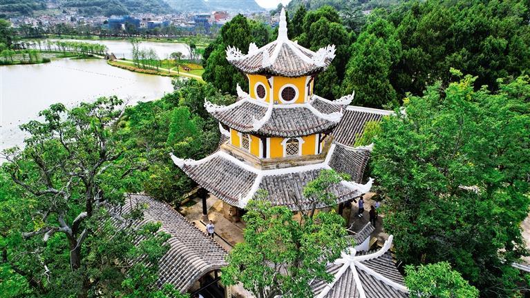 安龙半山亭. 王晨浩 摄