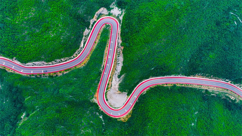 7月12日,串连起27个传统古村落的井陉太行天路风景如画.