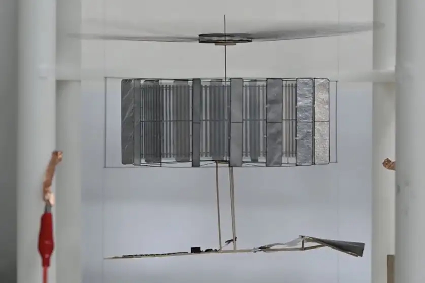 CoulombFly，一架微型太阳能无人机的原型机 图片来源：Wei Shen、Jinzhe Peng和Mingjing Qi