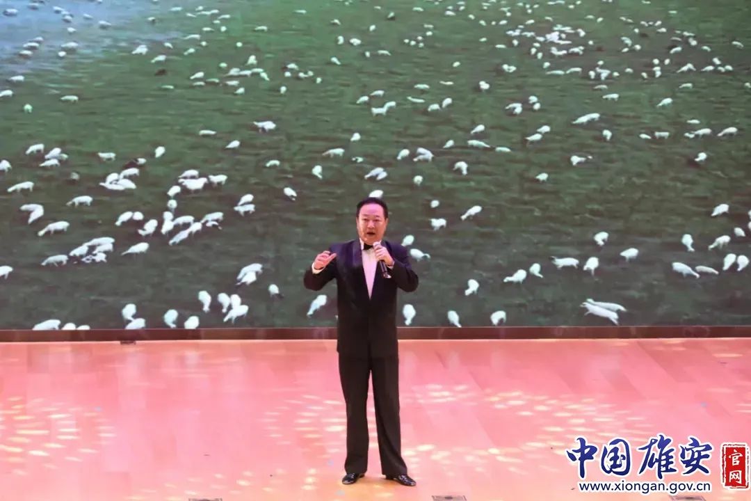 中国煤矿文工团国家一级演员刘君侠演唱《草原上升起不落的太阳》.