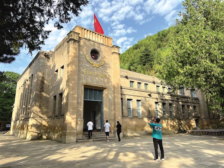 7月16日,游客在拍摄杨家岭革命旧址中央大礼堂.