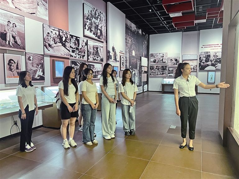 7月16日，游客在延安文艺纪念馆参观。