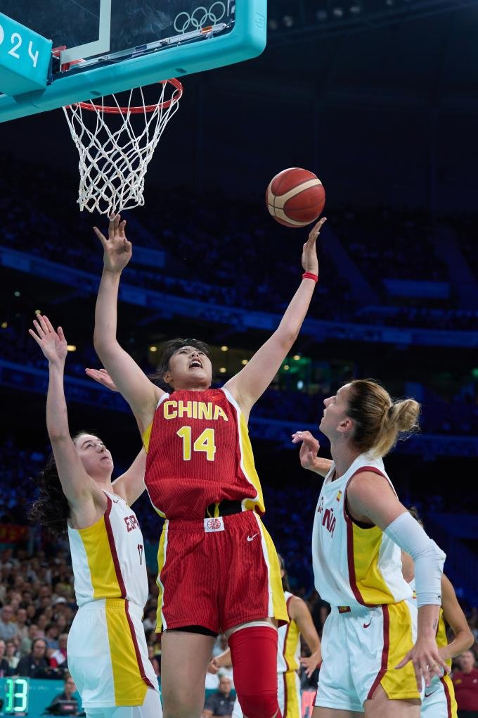 7月28日,中国队球员李月汝在比赛中上篮.新华社记者 孟鼎博 摄