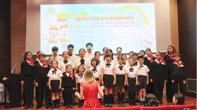 天立教育合唱团在巴黎中国文化中心演出