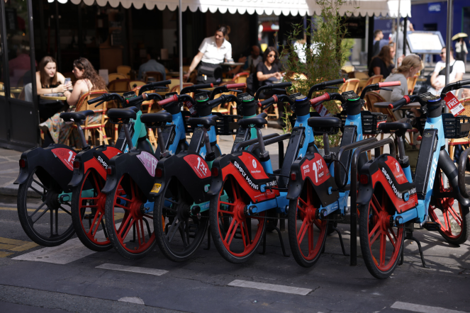 图：由九号公司研发制造，巴黎街头的共享电助力自行车