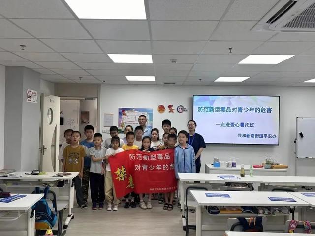 在"折纸与陶趣"的手工探索之旅中,孩子们围坐