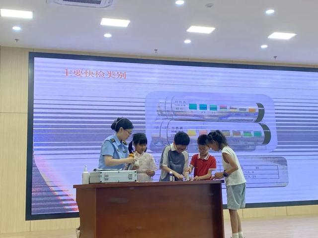 在"折纸与陶趣"的手工探索之旅中,孩子们围坐