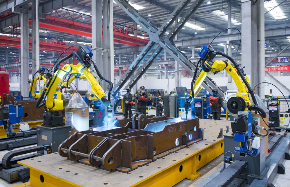 在位于贵州省六盘水市高新区内的一家装备制造企业生产车间,机械手臂