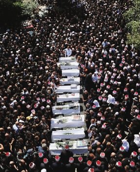     7月28日，在以色列占领的戈兰高地城镇迈季代勒舍姆斯，人们参加火箭弹袭击遇难人员的葬礼。     新华社 图