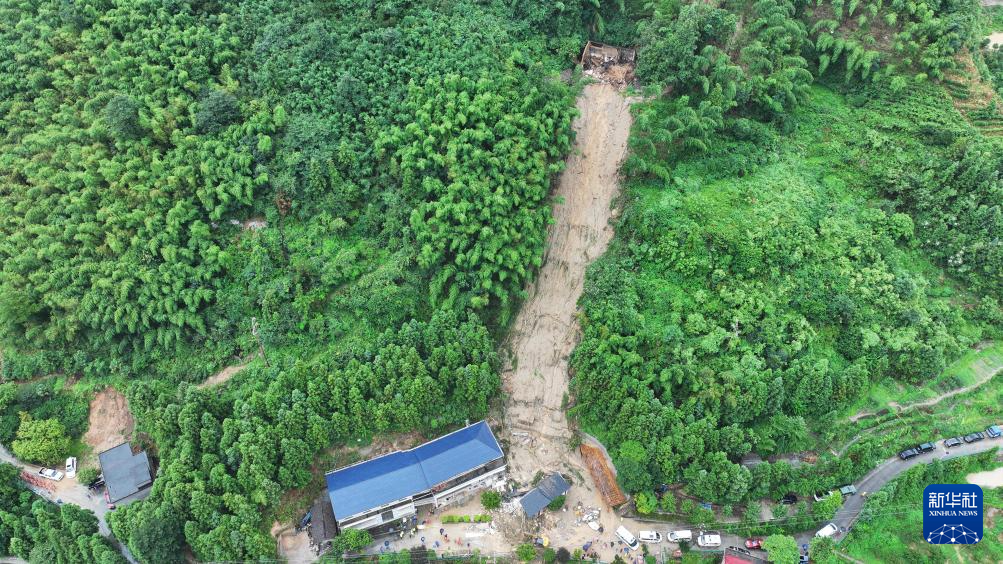 这是7月28日在衡阳市南岳区寿岳乡岳林村拍摄的山体滑坡现场（无人机照片）。新华社记者 陈振海 摄