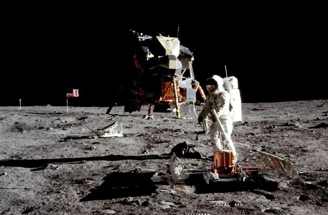 第一个登上月球的人，人类的历史性时刻