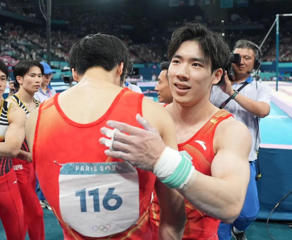 7月29日,中国队选手张博恒(右)在比赛后安慰队友苏炜德.