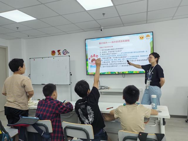 在"折纸与陶趣"的手工探索之旅中,孩子们围坐