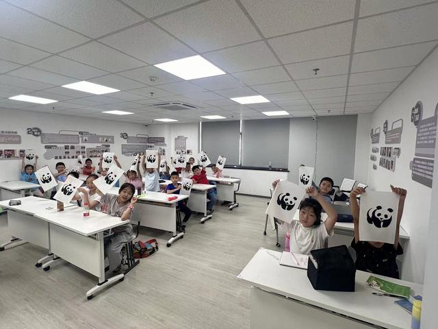 在"折纸与陶趣"的手工探索之旅中,孩子们围坐一堂,兴致勃勃地塑