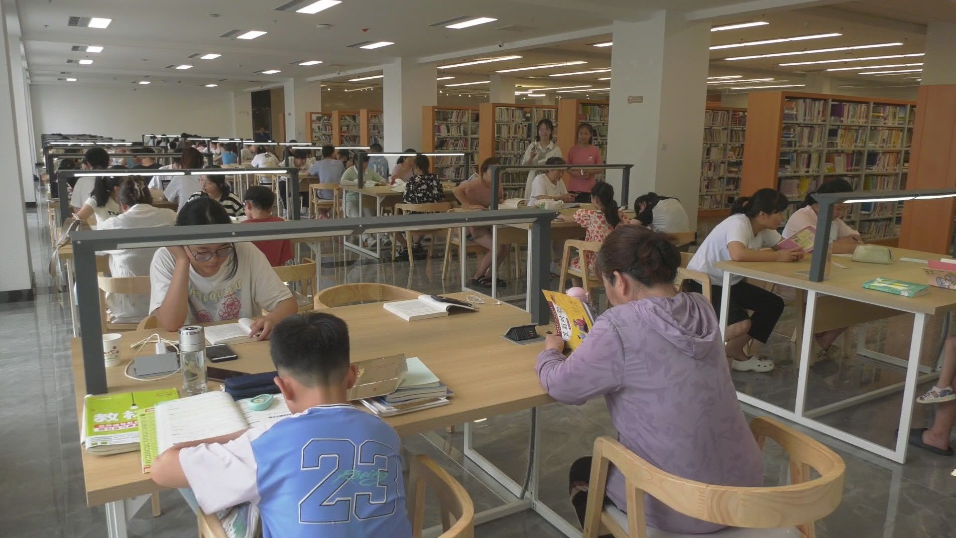 陕西富平县:书香伴暑假 图书馆里"充电"忙