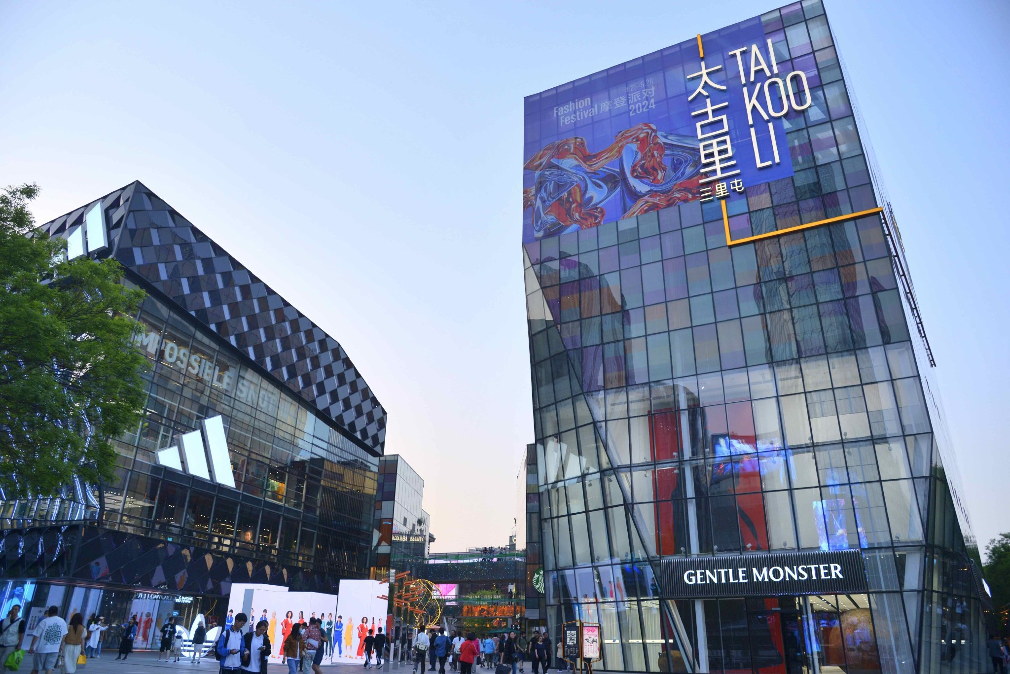 商场的综合零售销售额呈现负增长,其中仅有上海前滩太古里同比微增0